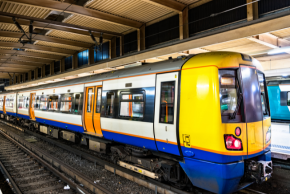 ロンドン　ユーストン駅　列車